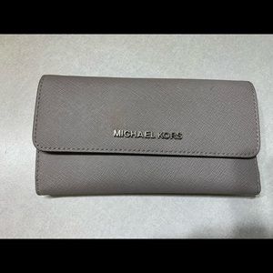 MICHEAL KORS JET SET TRAVEL WALLET